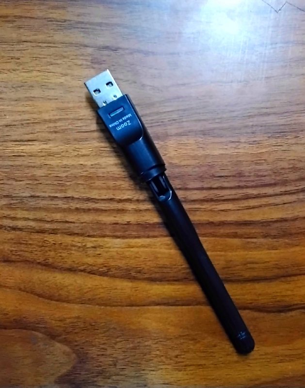 لاقط واي فاي خارجي (USB Wi-Fi Adapter) مزود بهوائي (Antenna).